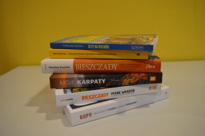Stos nowych książek.