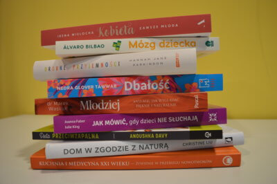 Stos nowych książek.