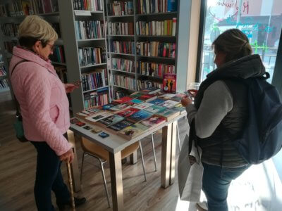 Zbiór książek i gier planszowych.