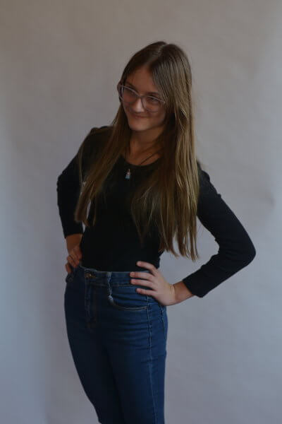 Pozujący uczestniczka.