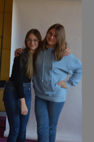 Pozujący uczestniczki.