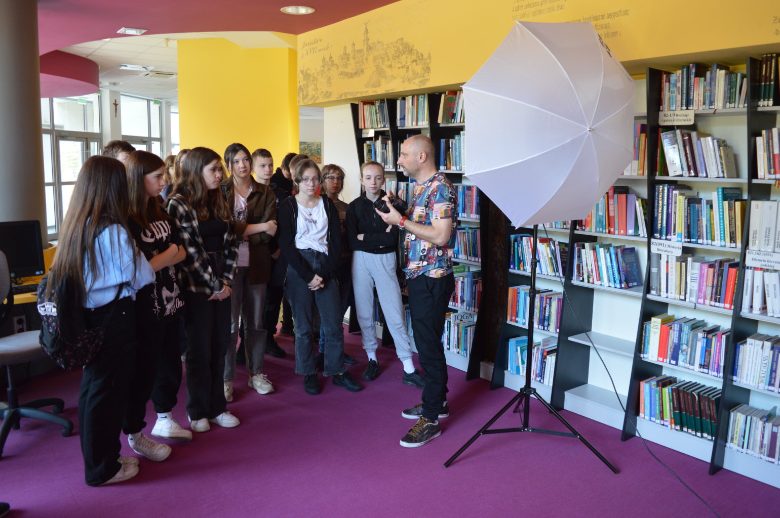 Zdjęcie grupowe uczestników i prowadzącego warsztatów.