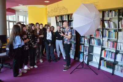 Zdjęcie grupowe uczestników i prowadzącego warsztatów.