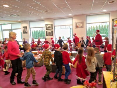 Zabawa w kółeczku w okół puf.