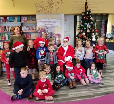 Grupa dzieci z Mikołajem.