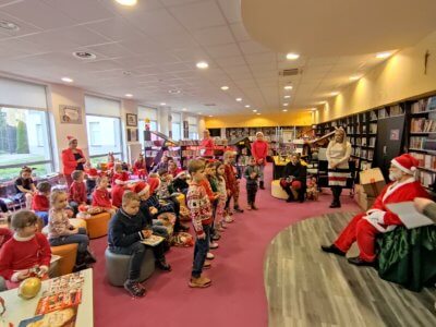 Dzieci czekajace na audiencje do Mikołaja.