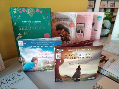 Stoisko z książkami i audiobookami na walentynki.