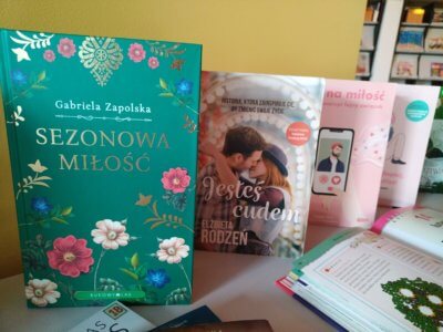 Stoisko z książkami na walentynki.