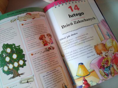 Otwarta książka na stronie o tematyce 14-stego lutego.