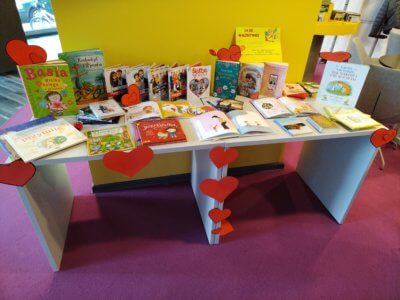 Stoisko z książkami na walentynki.