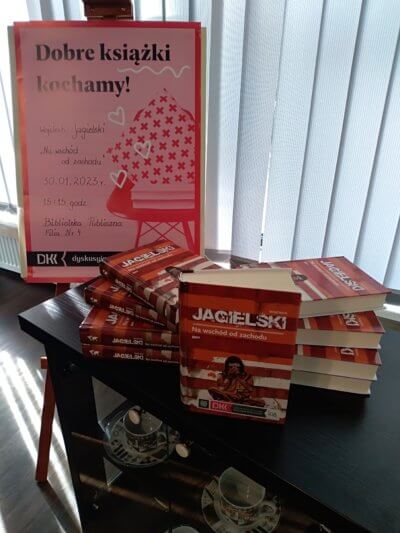 Zbiór książek pod tytułem Na wschód od zachodu autora Wojciech Jagielski. W tle plakat Dobre Książki Kochamy!