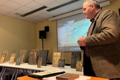 Józef Lewkowicz wraz z drzeworytami.