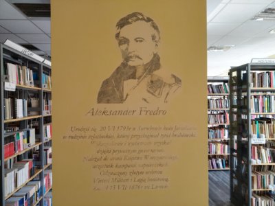 Filar pamięci - Popiersie oraz krótki opis Aleksandra Fredry.