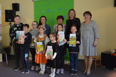 Zdjęcie grupowe dzieci wraz z opiekunami i dyplomami z konkursu.