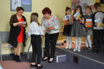 Pani Dyrektor wręcza wyróżnienia dzieciom.