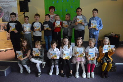 Zdjęcie grupowe dzieci wraz z dyplomami z konkursu.