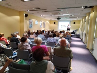 Pełna sala konferencyjna podczas wykładu.