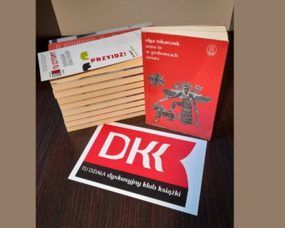 Książki przy ulotce Dyskusyjnego Klubu Książki.