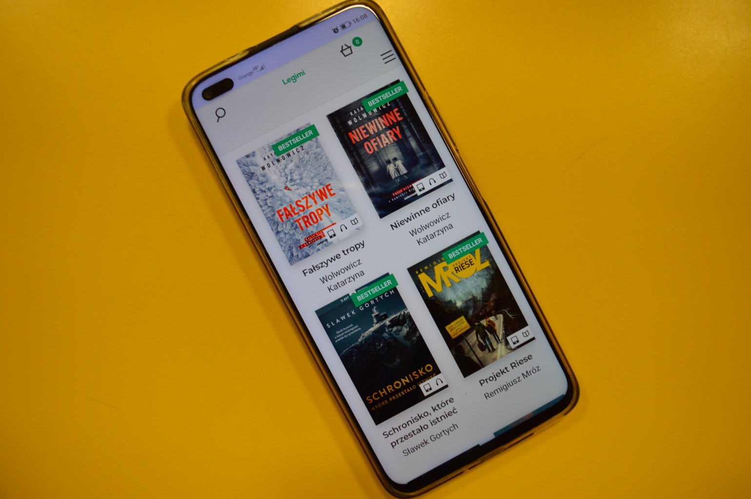 Telefon na którym widać kilka okładek książek dostępnych w usłudze LEGIMI