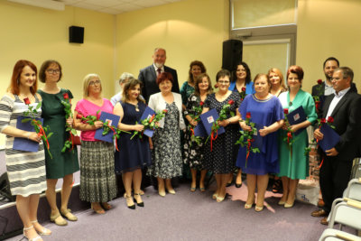 Zdjęcie pracowników biblioteki odznaczonych pamiątkowymi listami gratulacyjnymi.