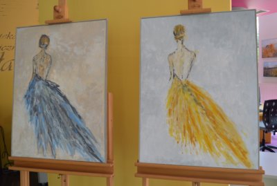 Dwa obrazy postaci kobiet. Obrazy ustawione obok siebie. Każda z postaci ma na sobie piękną, kolorową suknię.