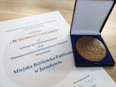 Dyplom oraz Medal w dowód uznania dla Miejskiej Biblioteki Publicznej w Jarosławiu