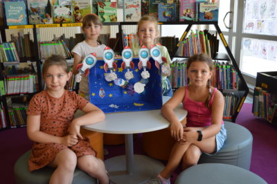 Dzieci z półkolonii prezentują trójwymiarową makietę Układu Słonecznego