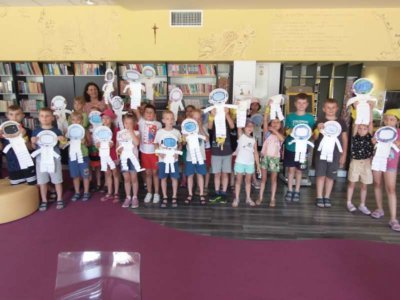 Grupowe zdjęcie dzieci - Wakacje w bibliotece 2023