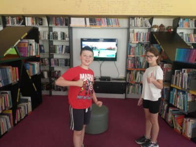 Chłopiec i dziewczynka grają na Xboxie.