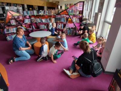 Grupki dzieci wraz z opiekunami.