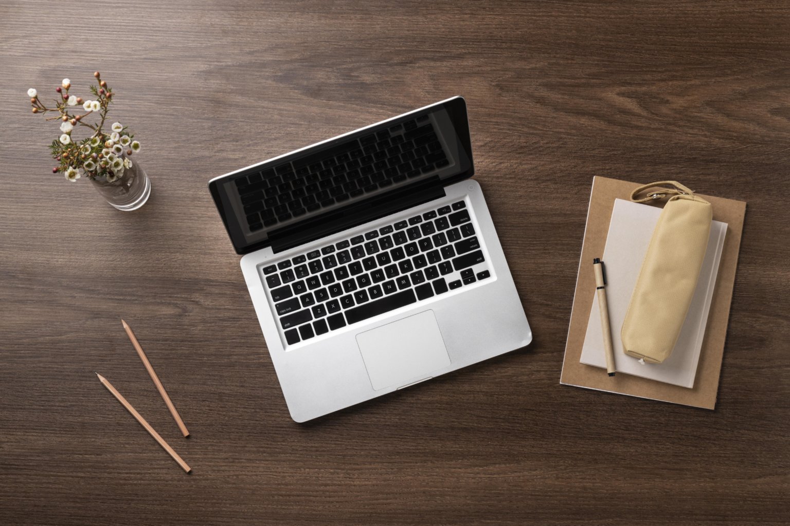 Zdjęcie poglądowe - stół z laptopem i notatnikiem