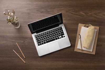 Zdjęcie poglądowe - stół z laptopem i notatnikiem