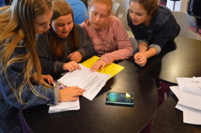 Cztery dziewczyny rozwiązuję zagadkę.