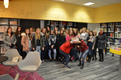 Grupowe zdjęcie dziewczyn.