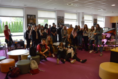 Grupowe zdjęcie nastolatków.