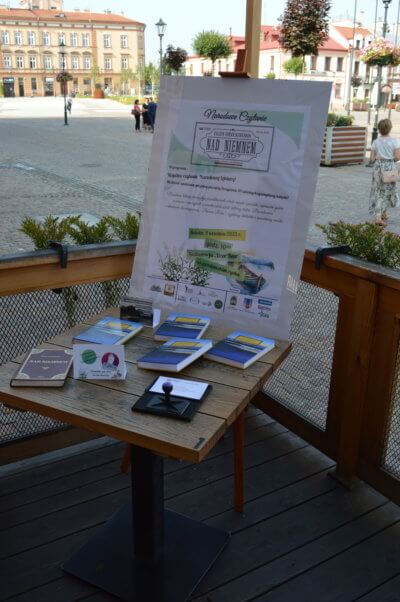 Znak promujący nadworne czytanie. Eliza Orzeszkowa, Nad Niemnem.