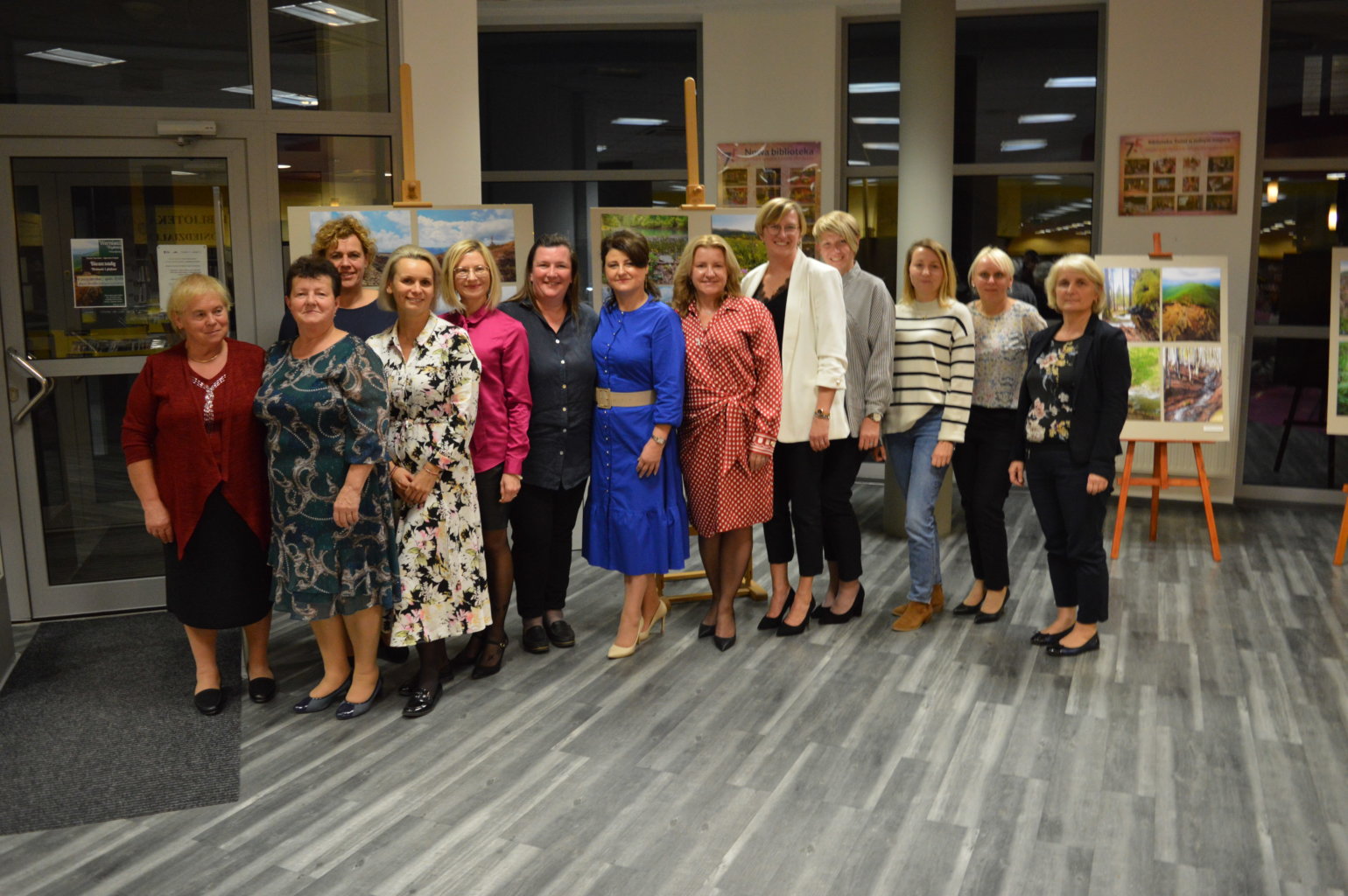 Autorki wystawy wraz z zaproszonymi gośćmi pozujący do pamiątkowego zdjęcia