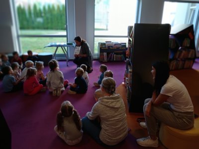 Grupa Dzieci słuchających bajke.