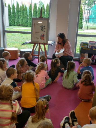 Dzieci siedzące w kole słuchających o sercu człowieka.