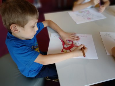 Chłopiec kolorujące anatomiczne serce.