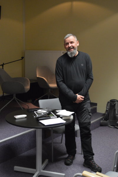 Uśmiechnięty Rbert Giterek obok stołu.