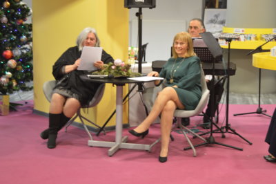 Dwie kobiety siedzą naprzeciwko siebie.