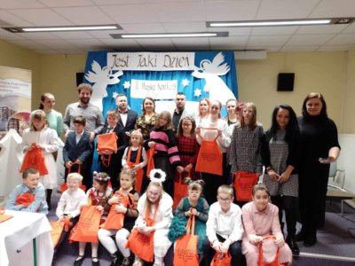 Zdjęcie grupowe uczestników drugiego miejskiego konkursu kolęd i pastorałek pt.: Jest Taki Dzień.