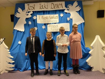 Czterech uczestników (dwóch chłopców i dwie dziewczynki) konkursu kolęd i pastorałek.