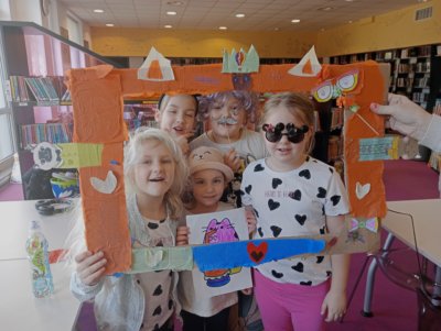 Grupa dzieci w ramce swojego projektu.