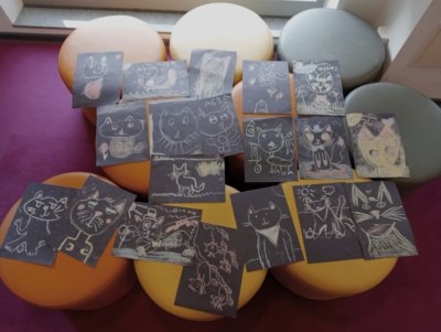 Prace dzieci - kot na czarnym tle.