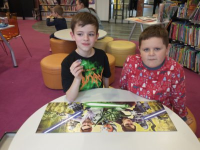 Dwóch chłopców układających puzzle.