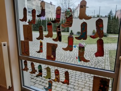 Buty laurka zawieszone na oknie.