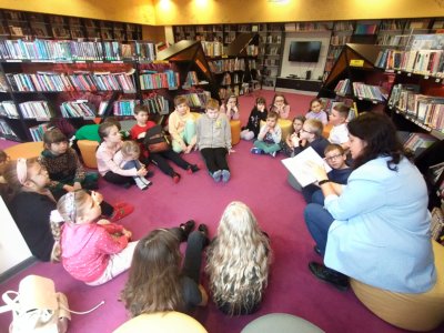 Dzieci siedzące w kółko słuchających bajkę.