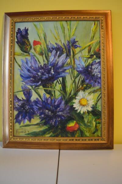 Obraz Henryka Filipczaka przedstawiający fioletowe kwiaty.